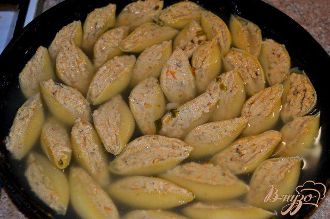 Фото приготовление рецепта: Фаршированные ракушки под грибным соусом. шаг №3