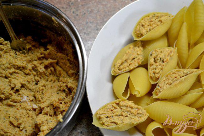 Фото приготовление рецепта: Фаршированные ракушки под грибным соусом. шаг №2