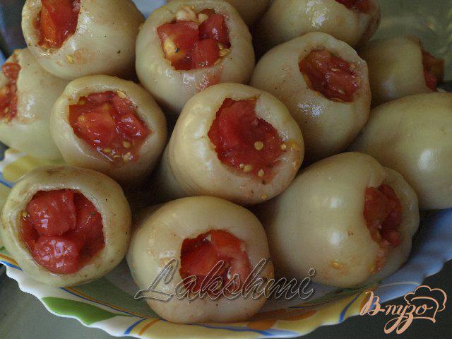 Фото приготовление рецепта: Закуска из перца фаршированного помидорами шаг №3