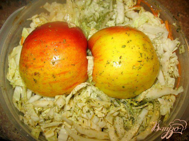 Фото приготовление рецепта: Окорочка с яблоками. шаг №4