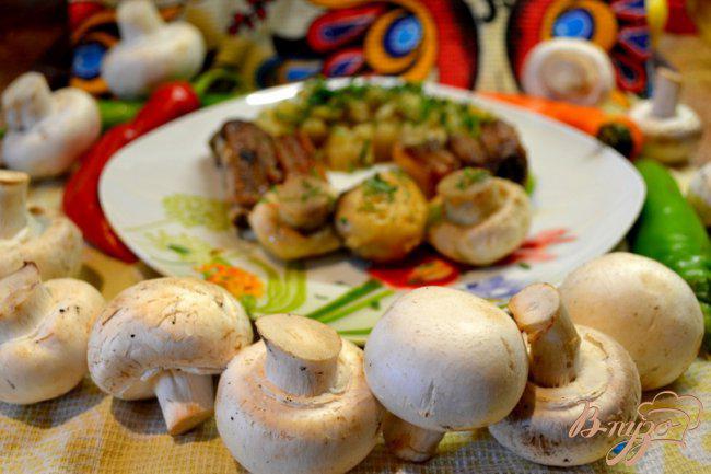 Фото приготовление рецепта: Свиная грудинка с грибами. шаг №3