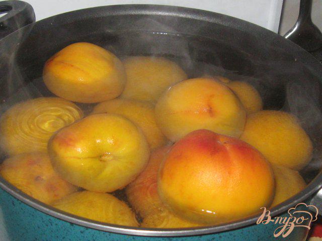 Фото приготовление рецепта: Персики консервированные шаг №2