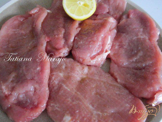 Фото приготовление рецепта: Свиной шницель с грибным соусом шаг №1