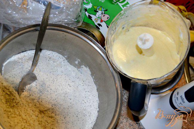 Фото приготовление рецепта: Банановый кекс с маком и лимонной глазурью шаг №2