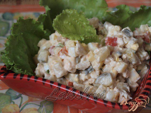Фото приготовление рецепта: Салат с малосольными огурцами шаг №4