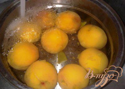 Фото приготовление рецепта: Компот из персиков шаг №2