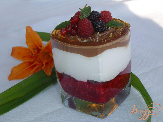 Фото приготовление рецепта: Малиновый десерт с шоколадом шаг №6