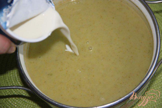 Фото приготовление рецепта: Крем-суп из картофеля и брокколи с сёмгой шаг №5