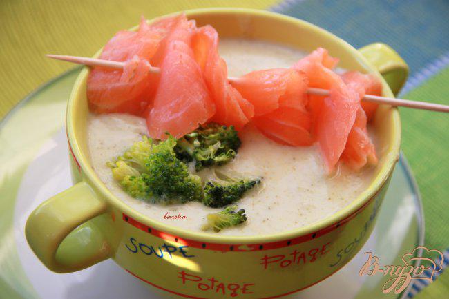 Фото приготовление рецепта: Крем-суп из картофеля и брокколи с сёмгой шаг №7