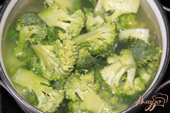 Фото приготовление рецепта: Крем-суп из картофеля и брокколи с сёмгой шаг №3