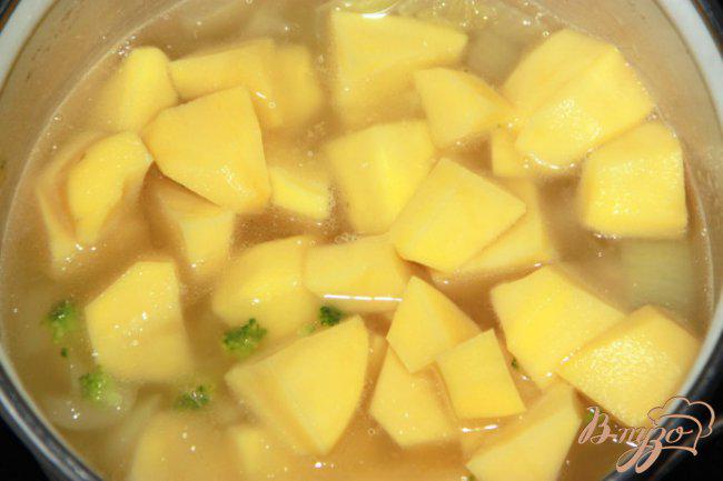Фото приготовление рецепта: Крем-суп из картофеля и брокколи с сёмгой шаг №2