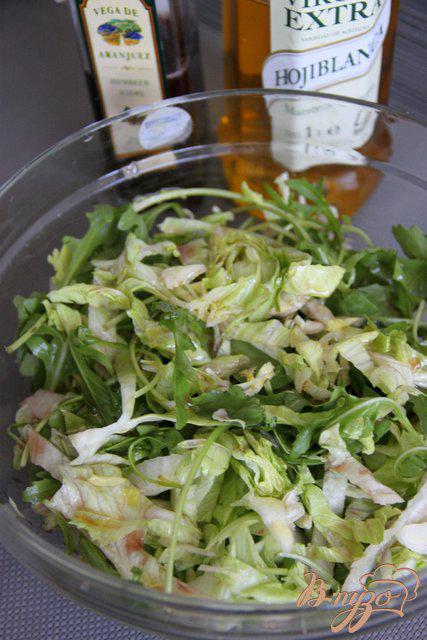 Фото приготовление рецепта: Салат с  рукколой, виноградом, горгонзолой и миндальными лепестками шаг №4