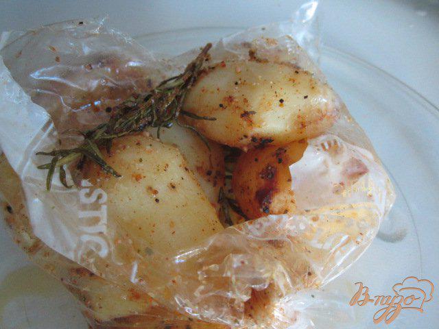 Фото приготовление рецепта: Вкусный картофель в микроволновке шаг №2