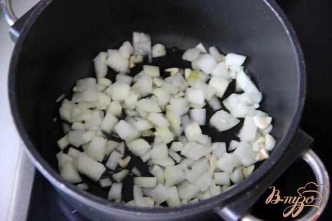 Фото приготовление рецепта: Лапша с  соусом из томатов, белой фасоли и тунца шаг №2