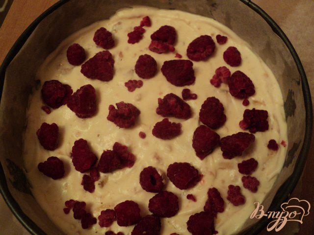 Фото приготовление рецепта: Торт–мороженое с меренгой и фруктами шаг №10