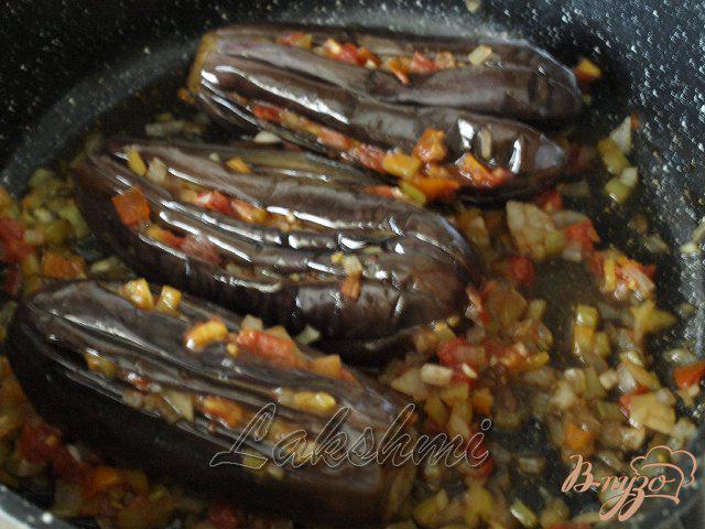 Фото приготовление рецепта: Баклажаны фаршированные овощами шаг №3