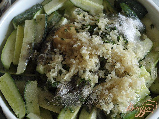 Фото приготовление рецепта: Острый салат из огурцов шаг №2