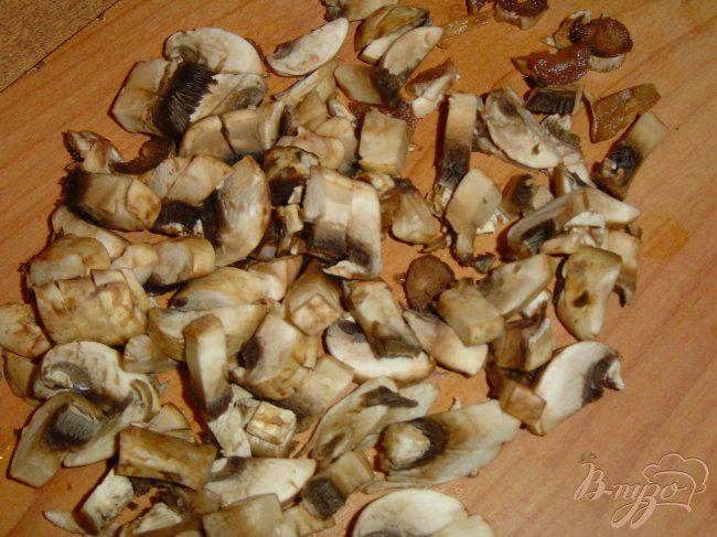 Фото приготовление рецепта: Жареные пельмени с грибами и капустой шаг №2