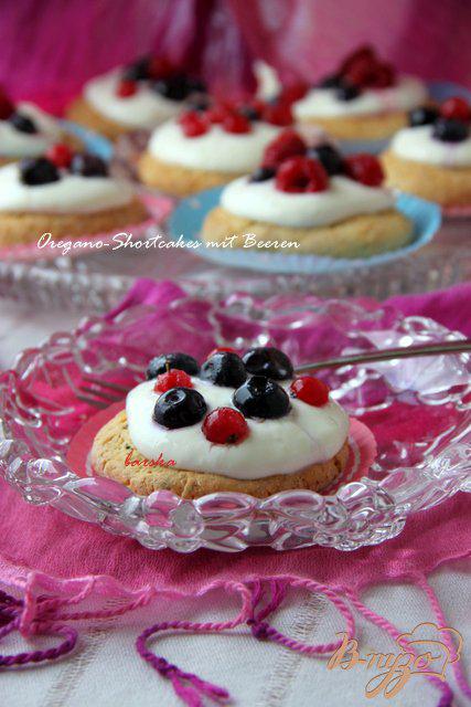 Фото приготовление рецепта: Oregano - Shortcakes  с ягодами шаг №11