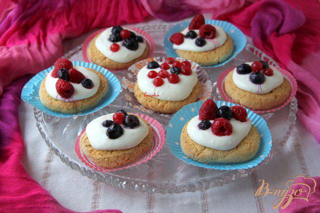 Фото приготовление рецепта: Oregano - Shortcakes  с ягодами шаг №10