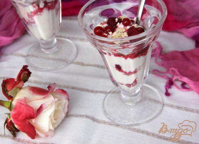 Фото приготовление рецепта: Творожный десерт с ягодами и овсяными хлопьями шаг №4