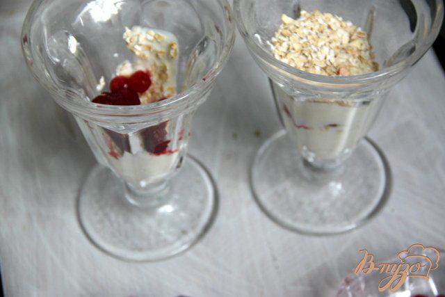 Фото приготовление рецепта: Творожный десерт с ягодами и овсяными хлопьями шаг №3