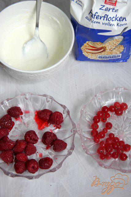 Фото приготовление рецепта: Творожный десерт с ягодами и овсяными хлопьями шаг №2