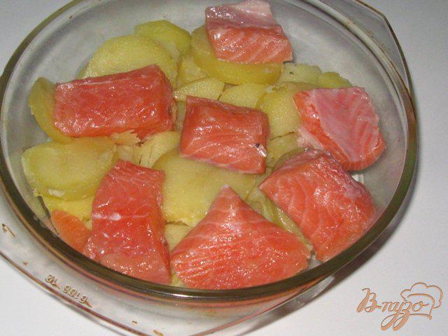 Фото приготовление рецепта: Запеканка из семги с картофелем и шпинатом шаг №2