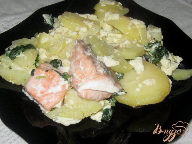 Фото приготовление рецепта: Запеканка из семги с картофелем и шпинатом шаг №5