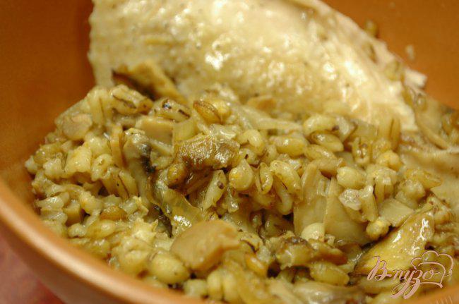 Фото приготовление рецепта: Курица в маринаде из бренди, запеченная с грибами и перловкой шаг №6