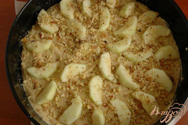 Фото приготовление рецепта: Яблочный пирог с корицей и кардамоном шаг №4