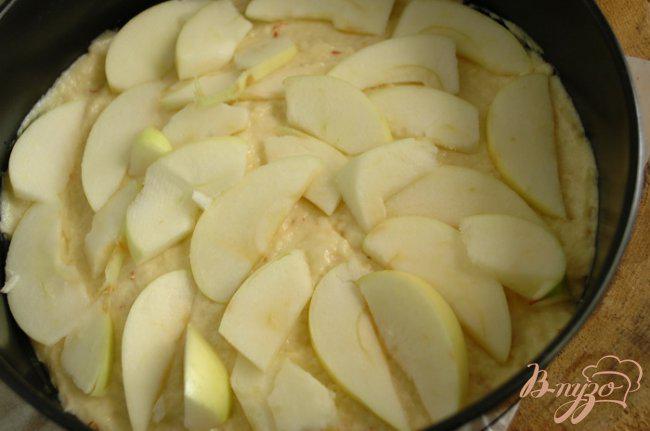 Фото приготовление рецепта: Яблочный пирог с карамельной крошкой шаг №3