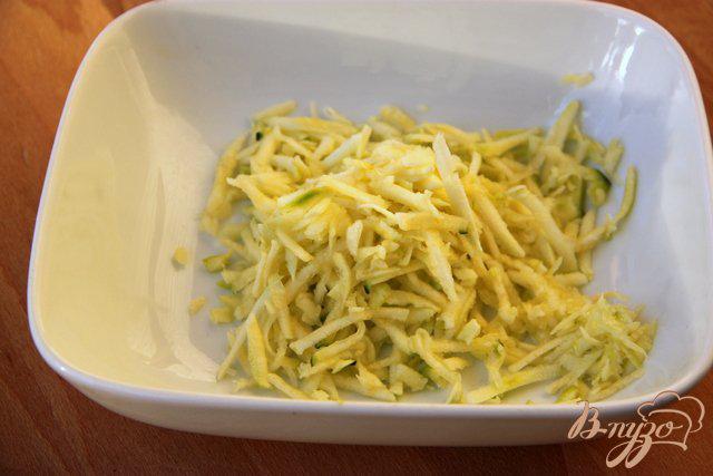 Фото приготовление рецепта: Салат из  свежего кабачка/цукини шаг №1