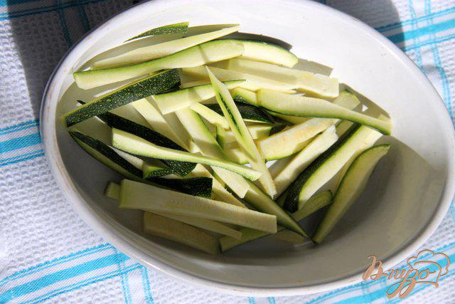 Фото приготовление рецепта: Запечённый омлет с творогом, зеленью и кабачками шаг №3