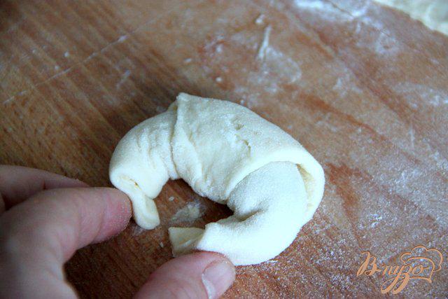 Фото приготовление рецепта: Творожно-дрожжевое тесто на сыворотке и сладкие рогалики с джемом шаг №9