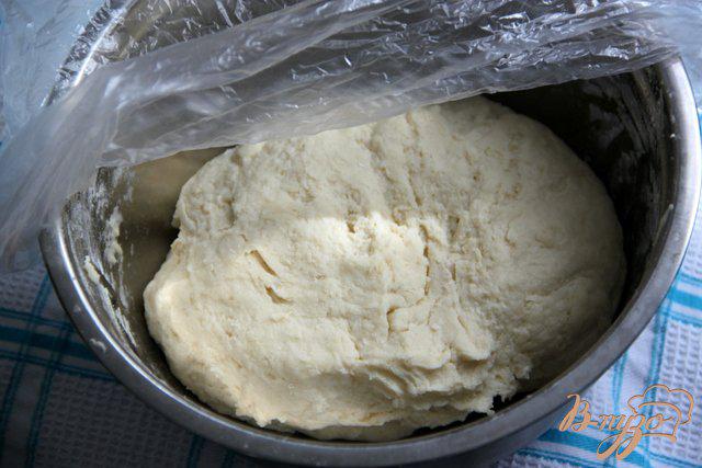 Фото приготовление рецепта: Творожно-дрожжевое тесто на сыворотке и сладкие рогалики с джемом шаг №5