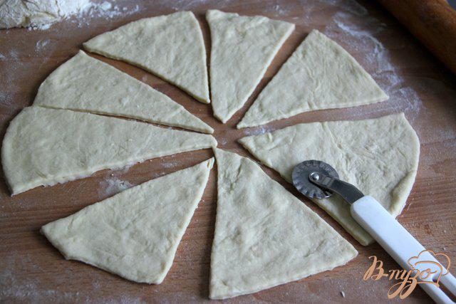 Фото приготовление рецепта: Творожно-дрожжевое тесто на сыворотке и сладкие рогалики с джемом шаг №7