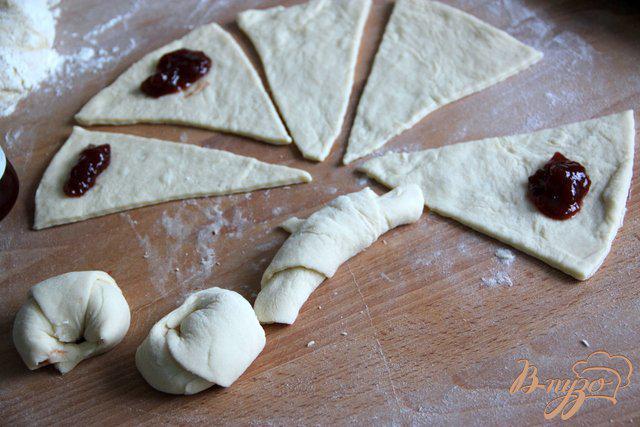 Фото приготовление рецепта: Творожно-дрожжевое тесто на сыворотке и сладкие рогалики с джемом шаг №8