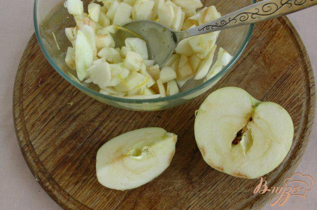 Фото приготовление рецепта: Пирог медовый с маком, яблоками и орехами шаг №3