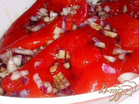 Фото приготовление рецепта: Салат из печеных перцев шаг №4