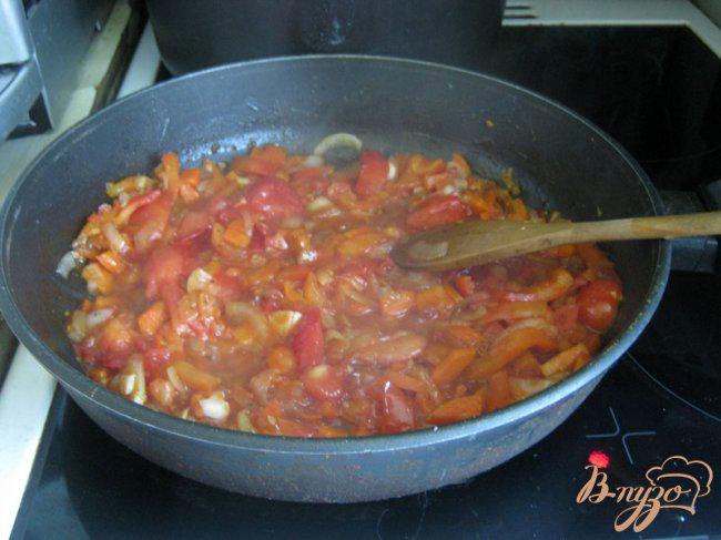 Фото приготовление рецепта: Ленивые пельмени в овощном соусе шаг №5