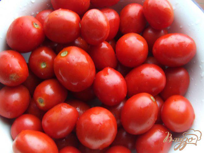 Фото приготовление рецепта: Маринованные помидоры с виноградом шаг №2