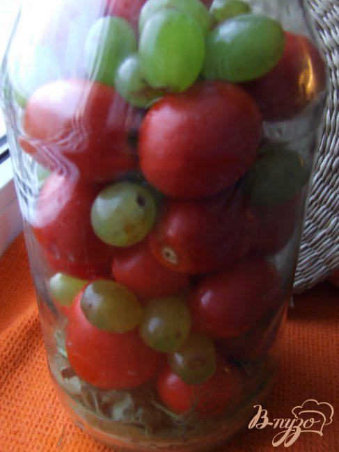 Фото приготовление рецепта: Маринованные помидоры с виноградом шаг №3