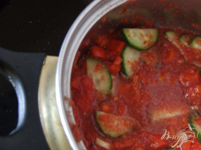 Фото приготовление рецепта: Салат из огурцов в томате шаг №5