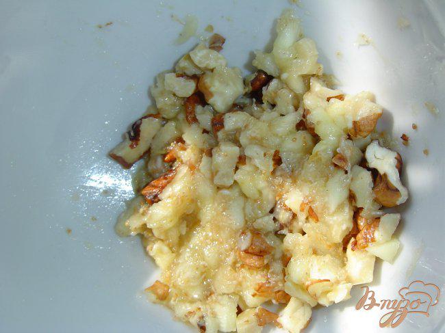 Фото приготовление рецепта: Трюфели с инжиром, орехами, вялеными вишнями шаг №3