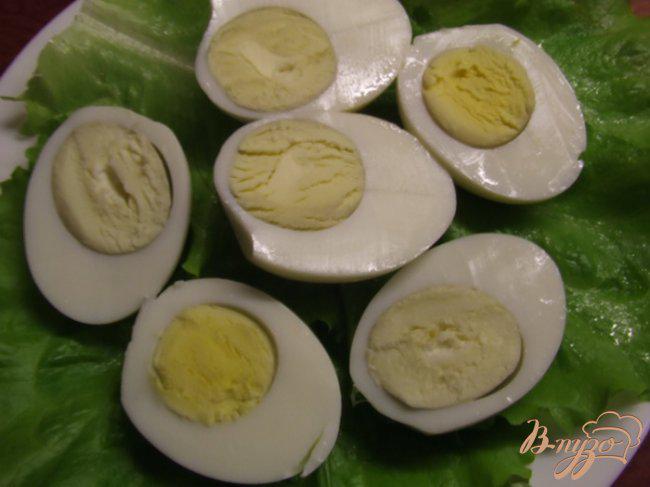 Фото приготовление рецепта: «Пестрые конфетти» (яйца с салатом) шаг №3
