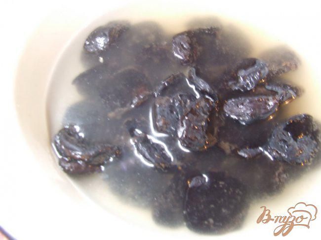 Фото приготовление рецепта: Чернослив с грецкими орехами под белым шоколадом шаг №1