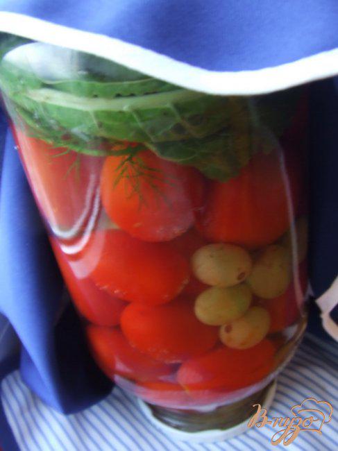 Фото приготовление рецепта: Маринованные помидоры с виноградом шаг №5
