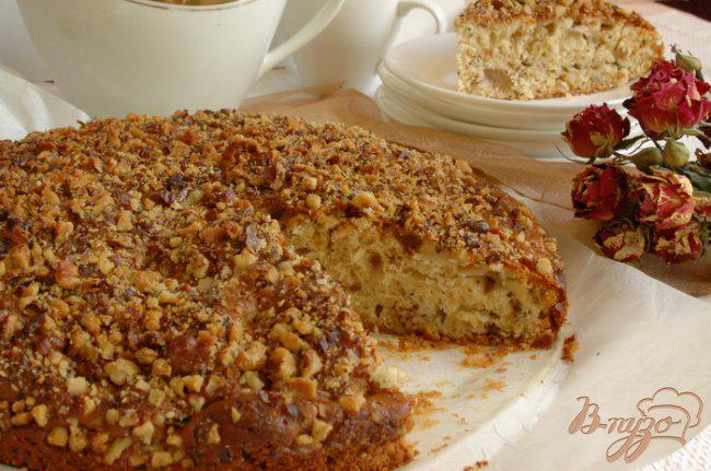 Фото приготовление рецепта: Пирог медовый с маком, яблоками и орехами шаг №7