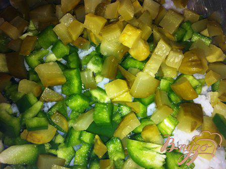 Фото приготовление рецепта: Салат с тунцом, рисом и овощами шаг №3